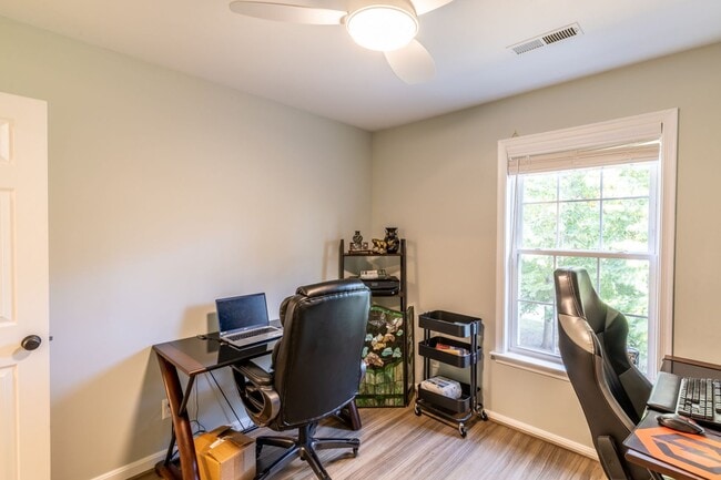 Building Photo - 1289 Clifden Green