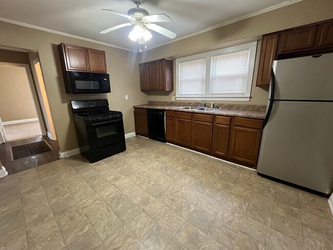 Building Photo - Updated 2 Bedroom 1 Bath Convenient Shively location