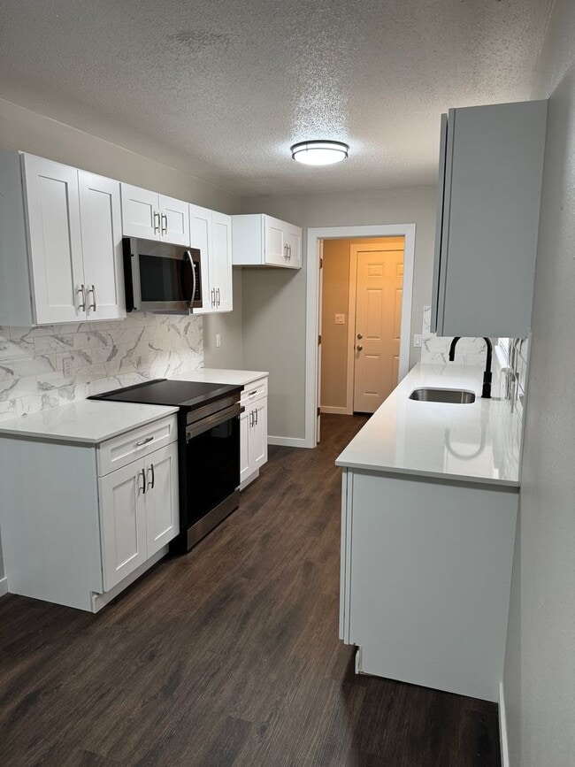 Building Photo - Recently remodeled!