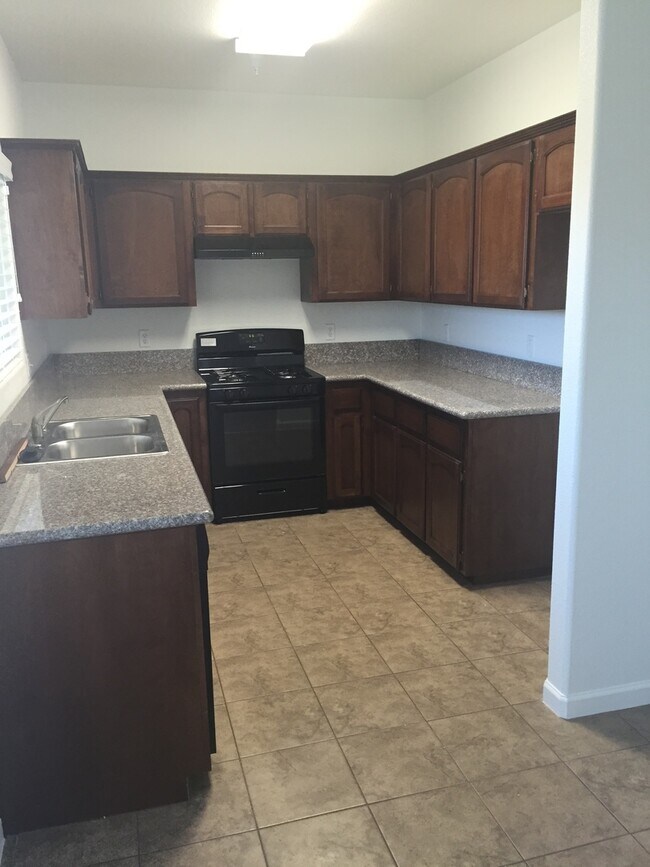 Building Photo - 3 Bedroom Brand New Madera Home for Rent