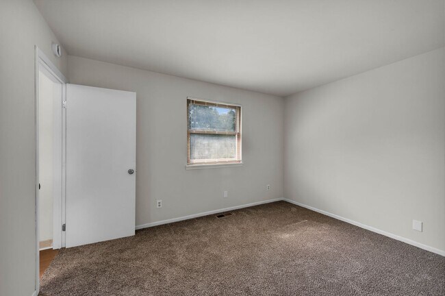Building Photo - 2700 Queenswood Dr