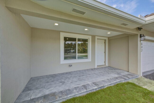 Building Photo - 632 Las Palmas Park