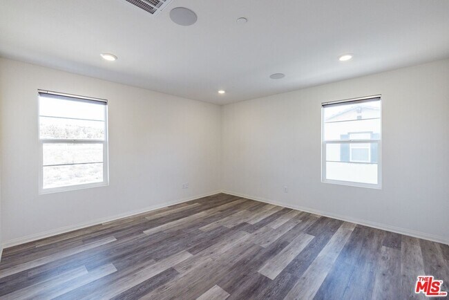 Building Photo - 27639 Sawtooth Ln