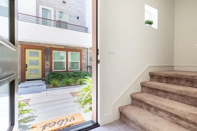 Building Photo - 927 E Mason Ln