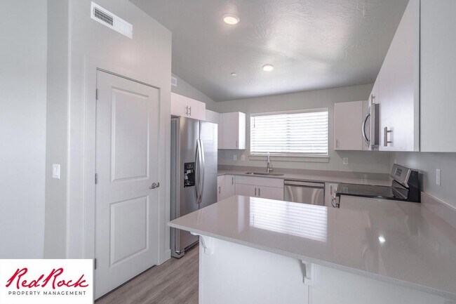 Building Photo - Inviting 2 Bedroom End Unit Condo - Pet Friendly!