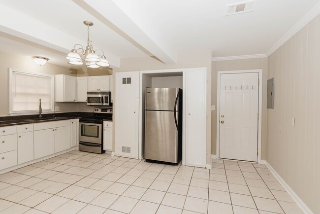 Building Photo - 2780 Hall Dr SE