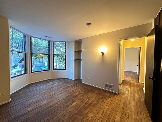 Building Photo - 605 W Surf St