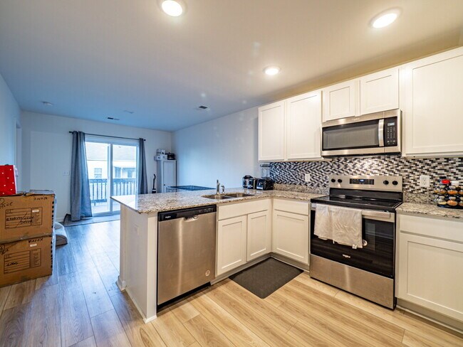 Building Photo - "Spacious Elegance Awaits: 4-Bedroom Haven with Granite Touches in Sumter"