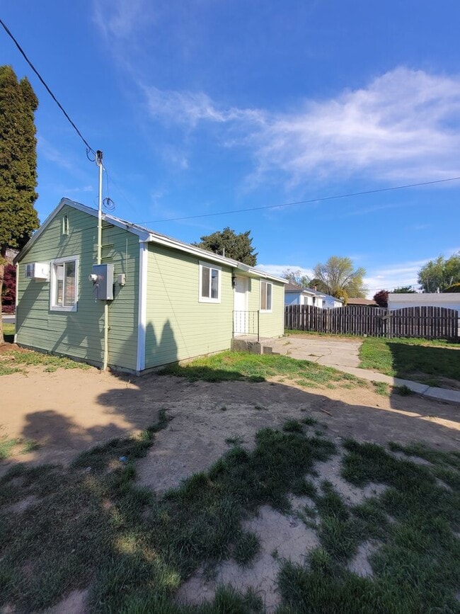 Building Photo - Fully Remodeled with Garage, Yard Care Included & Free May rent with 1 Year Lease