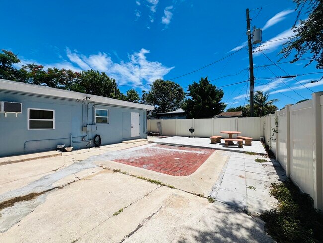 Building Photo - 1210 S D St