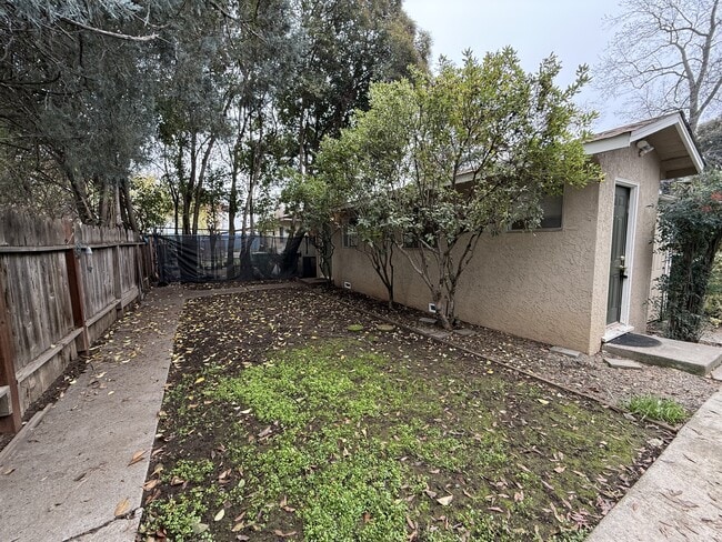 Building Photo - 1548 Elm St