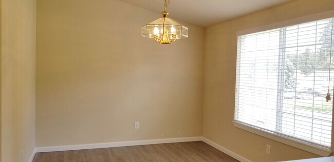 Building Photo - 4 bedroom plus den, living room and family room. North Thurston School Disctrict.