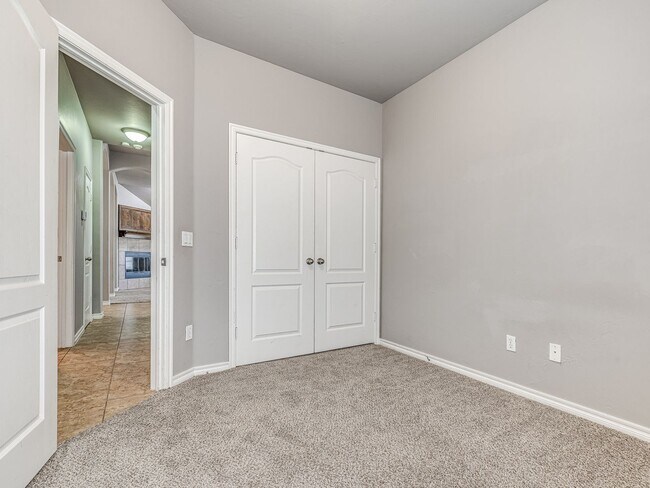 Building Photo - 3 Bed 2 Bath - Deer Creek Schools!