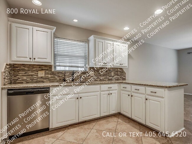 Building Photo - 800 Royal Ln