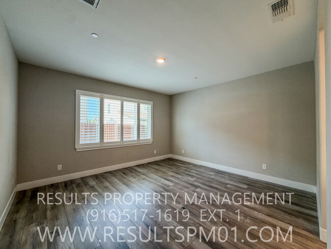 Building Photo - 587 River St