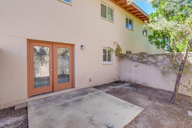 Building Photo - 904 N Desert Ave