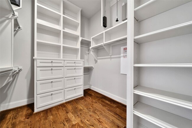 Building Photo - 3002 Mid Ln