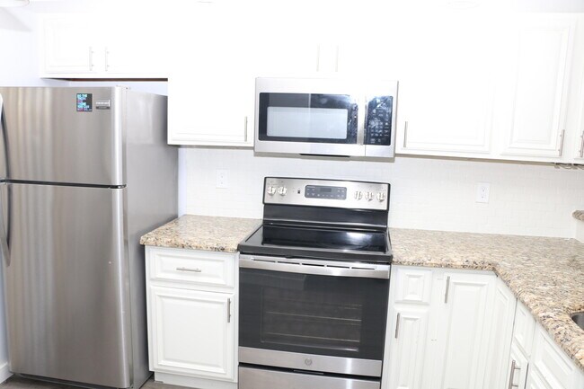 Building Photo - 400 Club Cir