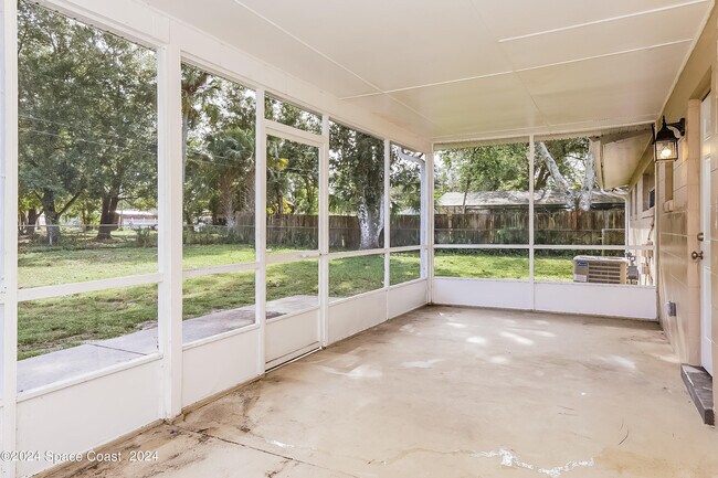 Building Photo - 1165 Sharon Dr
