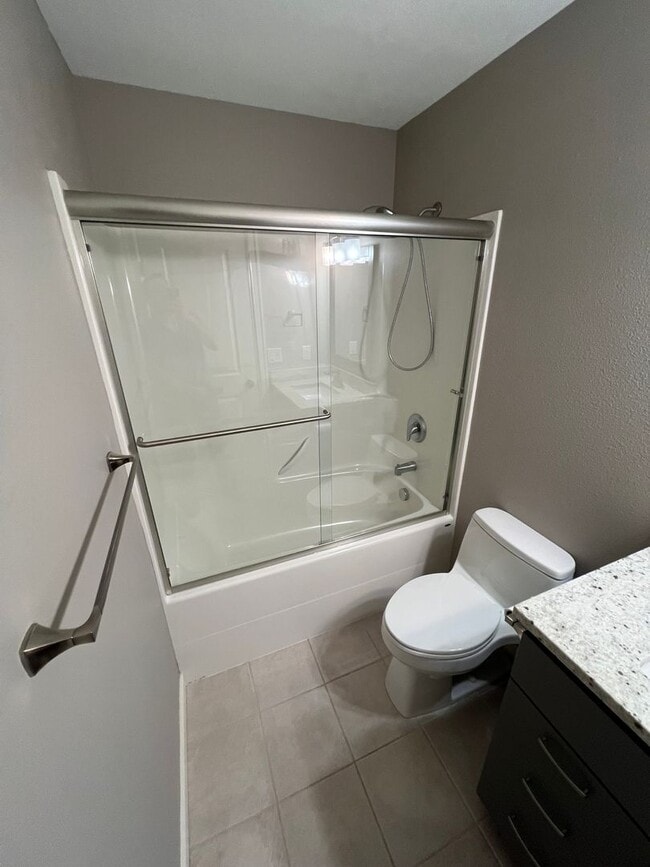 Building Photo - Well Maintained Three Bedroom Home in Sout...