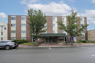 Sheridan Road entrance - Sheridan Center Apartments