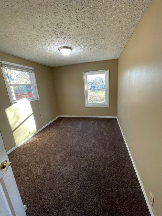 Building Photo - 612 Sun Cir