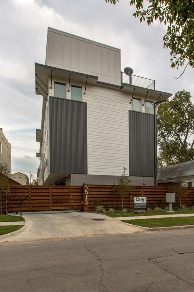 Building Photo - 5816 Lindell Ave