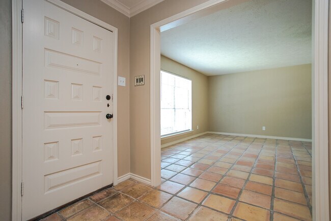 Building Photo - 10660 Pagewood Dr