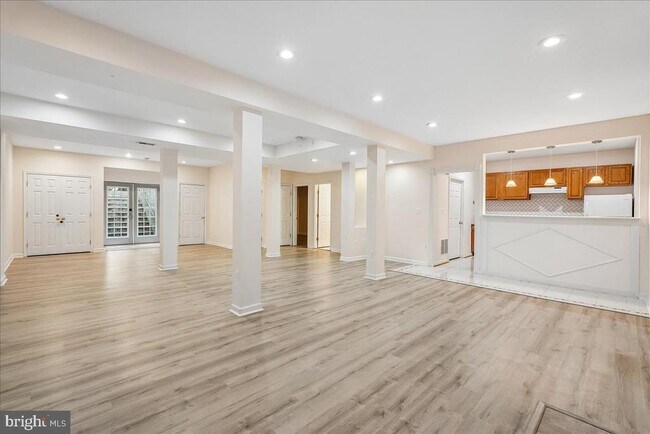 Building Photo - 905 Royal Elm Ct