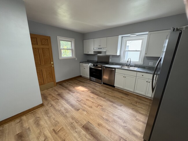 Kitchen - 937 Clarence Ct