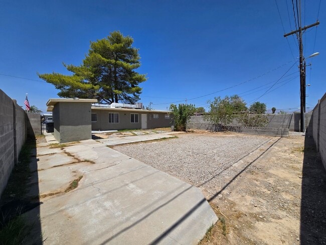 Building Photo - Single story 3 Bedroom house ready for mov...