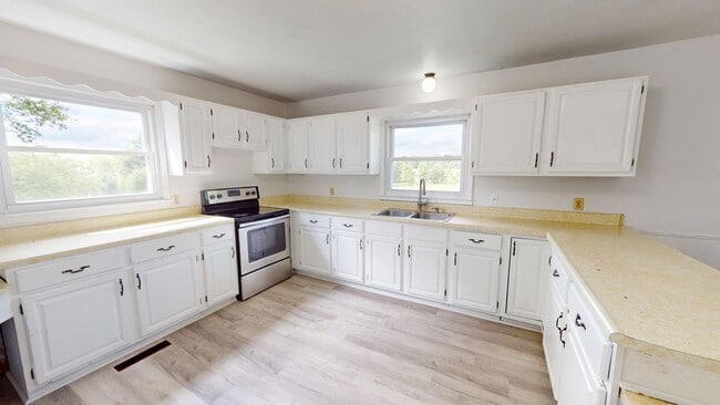 Building Photo - 3 bed/2 bath in country- Plymouth Schools