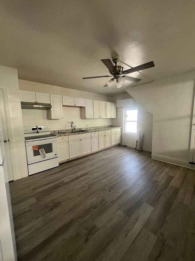 Building Photo - 857 E Market St