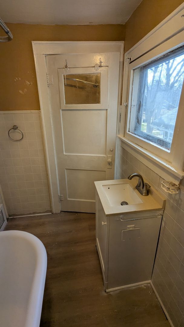 Building Photo - A charming 3-bedroom, 1.5-bathroom home located in the vibrant city of Akron