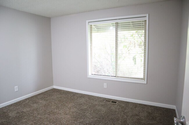 Building Photo - 10111 NE Tanglewood Dr
