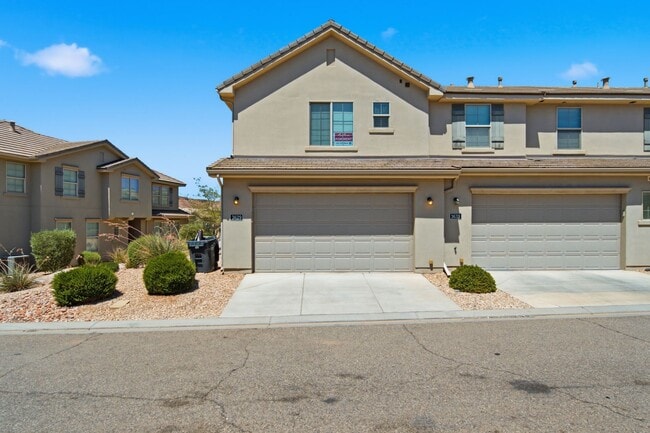 Building Photo - Bright & Spacious 3 bedroom Townhome