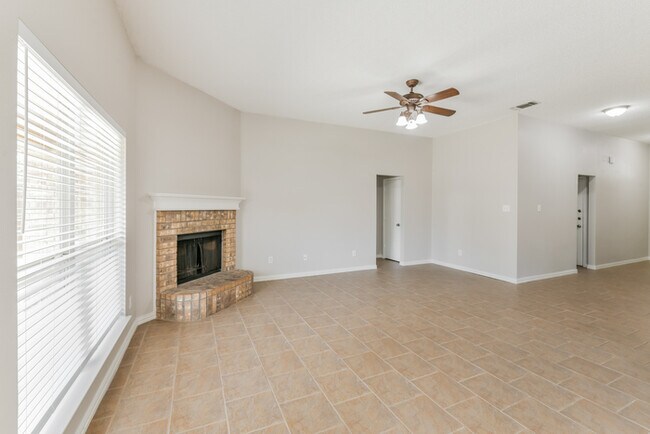 Building Photo - 605 Crestview Ct