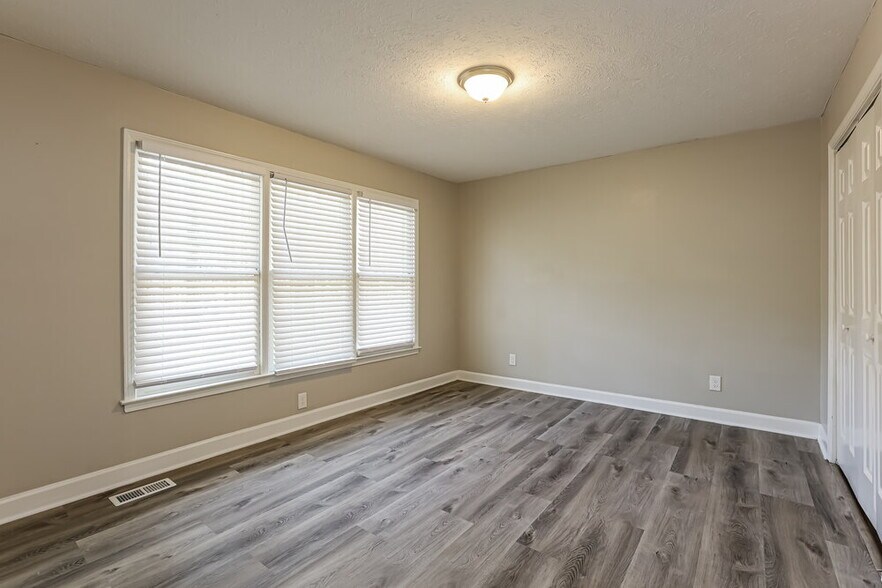 Building Photo - 1398 Lakeview Pkwy