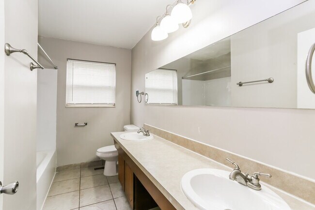 Building Photo - 2400 Lisbon Dr