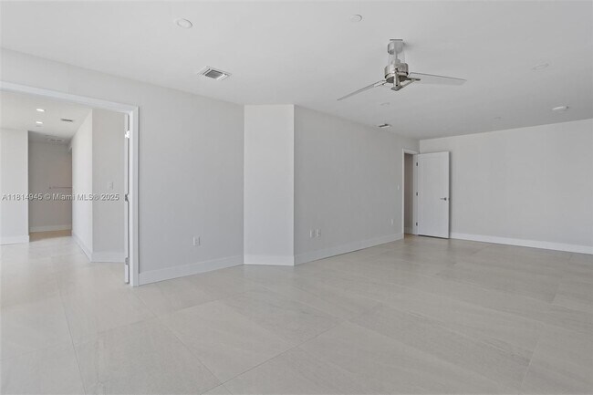 Building Photo - 555 NE 34th St