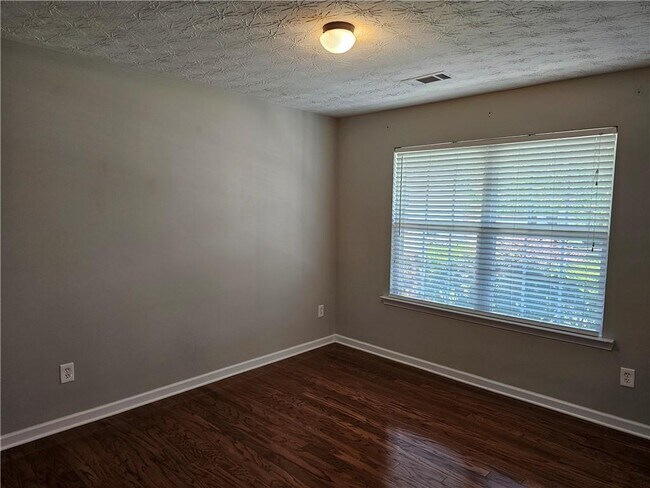 Building Photo - 645 Roxford Ln NE