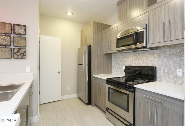 Building Photo - 410 Thorn Ave