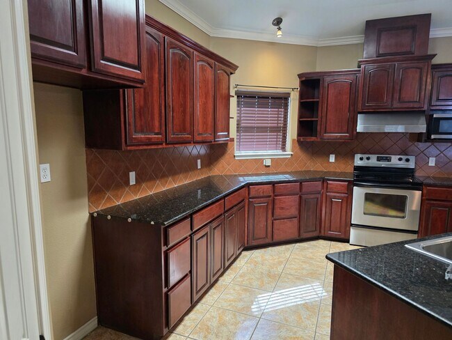 Building Photo - Quiet & Amenities on the Southside!