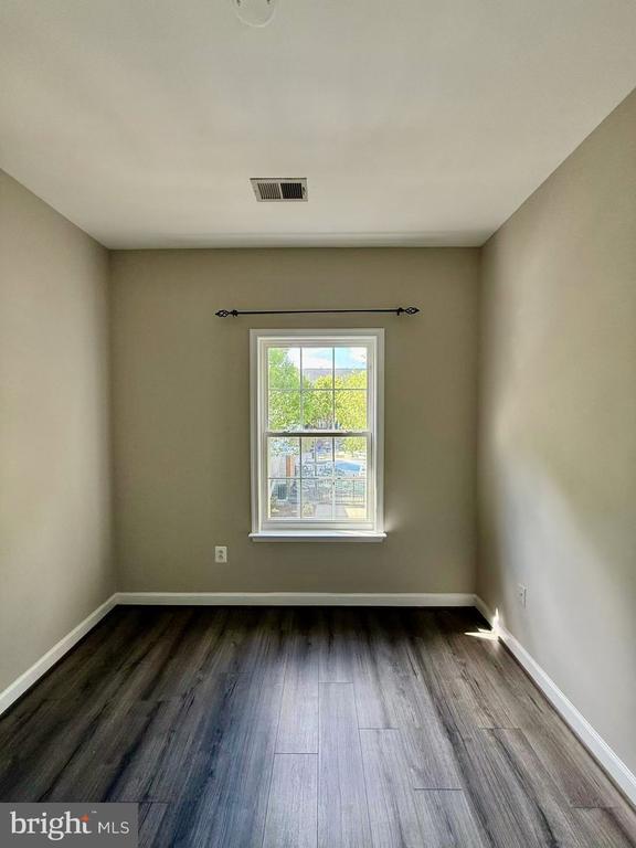 Building Photo - 612 Garden View Square