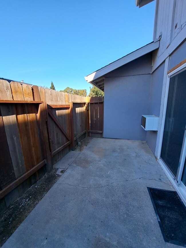 Building Photo - 145 Del Rey Ct