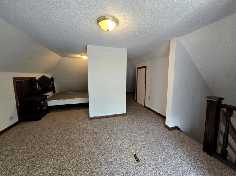 Building Photo - 320 W Cedar St