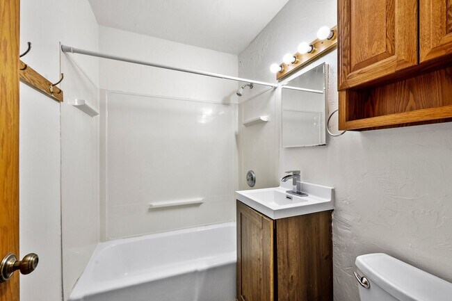 Building Photo - 2 Bed 1 Bath