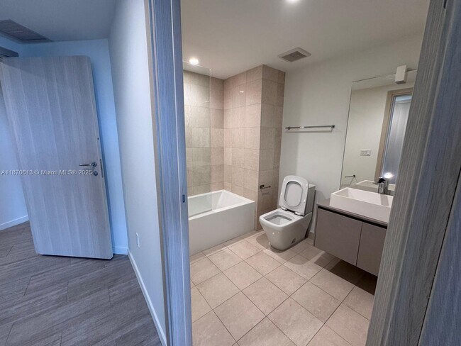 Building Photo - 1000 Brickell Plaza