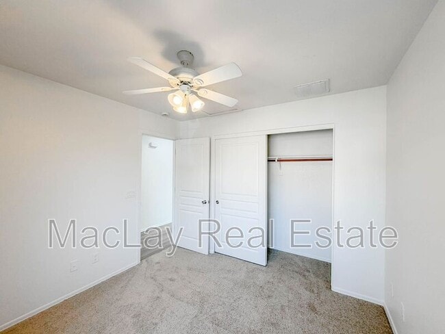 Building Photo - 1009 E Iris Dr