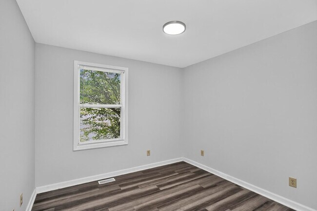 Building Photo - 1009 Lynndale Dr